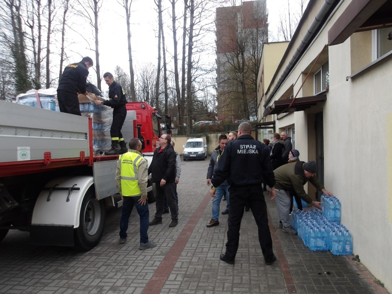 foto:  Strażnicy pomagali w dystrybucji wody