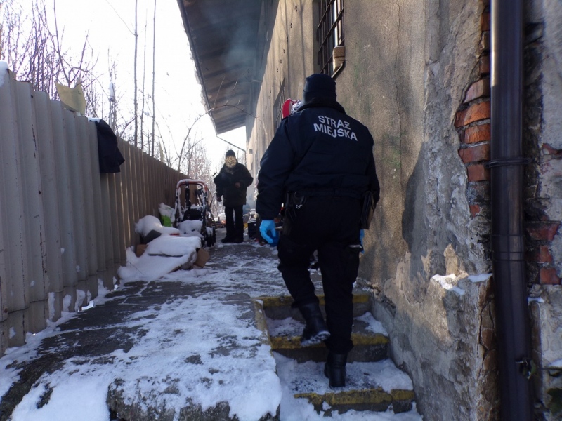 foto:  Straż Miejska w Bielsku-Białej pomaga bezdomnym tel. 986